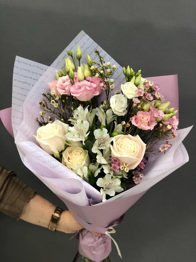 Букет цветов из: Альстромерии, Розы и Лизиантусы в Зимовниках