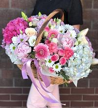 Композиция солнечный день в Зимовниках Цветочная композиция из Розы, Хризантемы, Пионы и Лизиантусы в корзине в Зимовниках