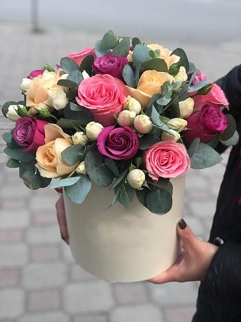 Цветочная композиция из Розы в шляпной коробке в Зимовниках