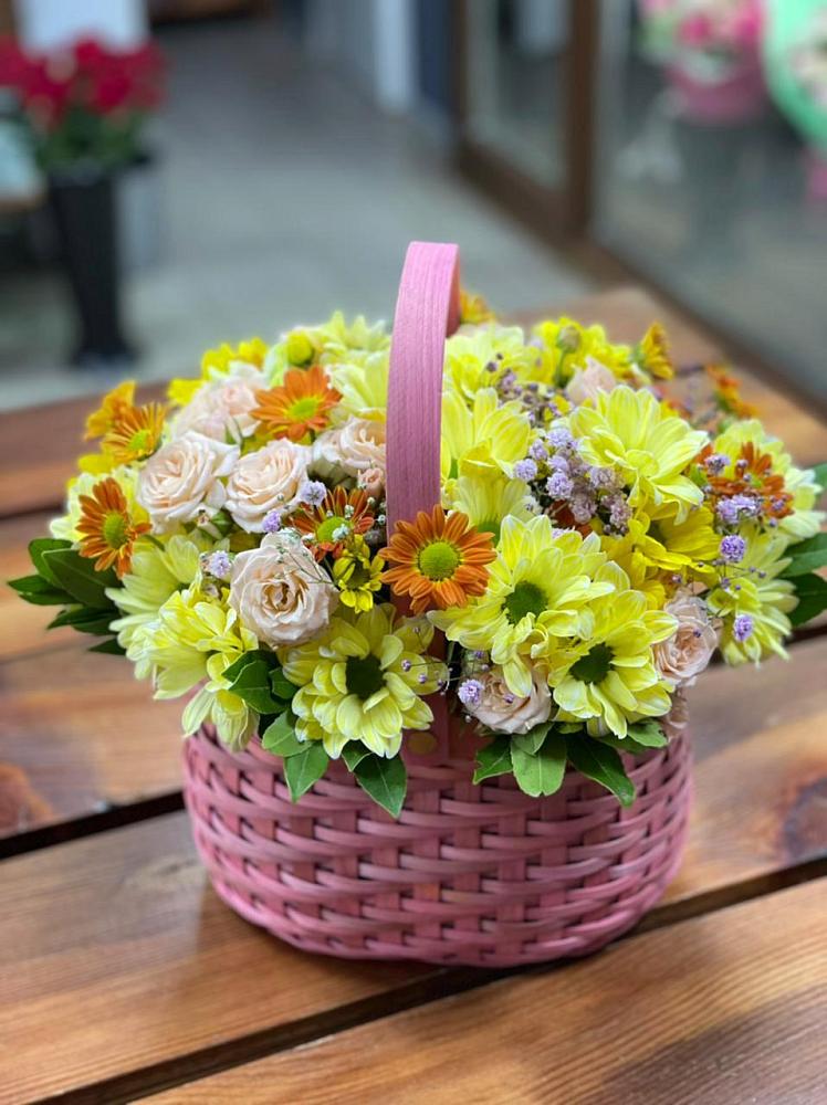 Цветочная композиция из Хризантемы и Розы в корзине в Зимовниках