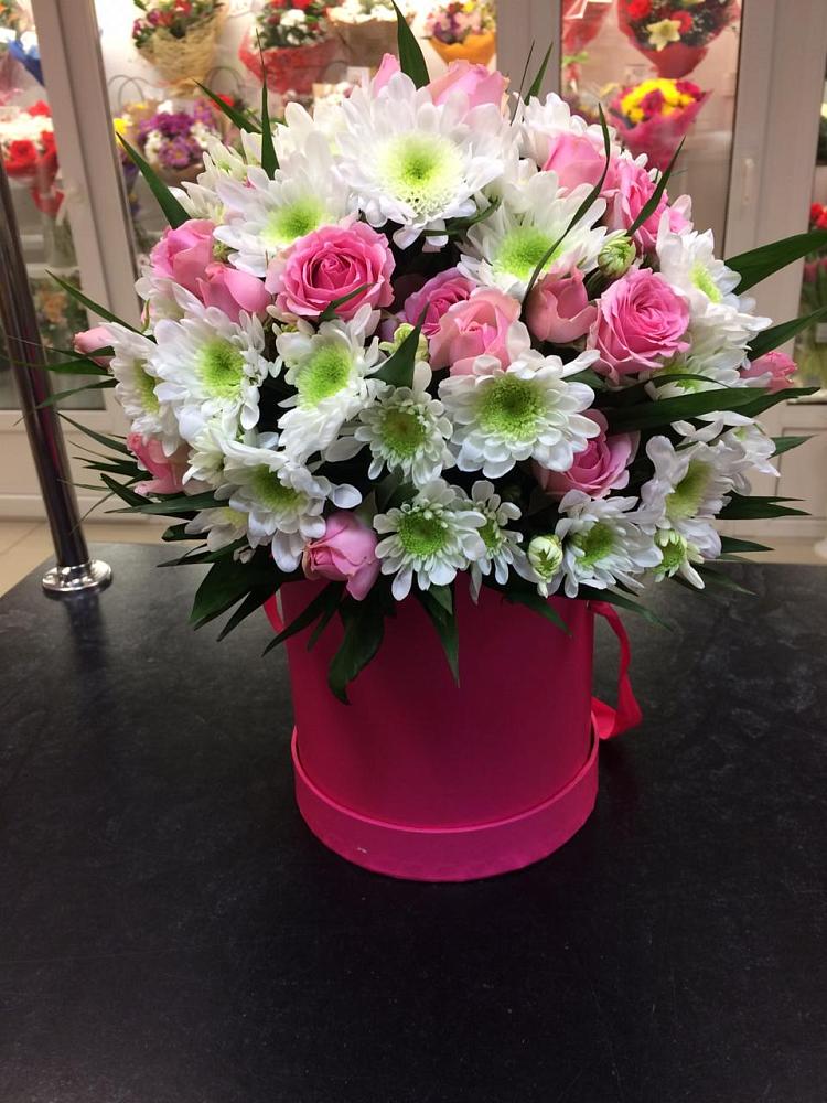 Цветочная композиция из Розы и Хризантемы в шляпной коробке в Зимовниках