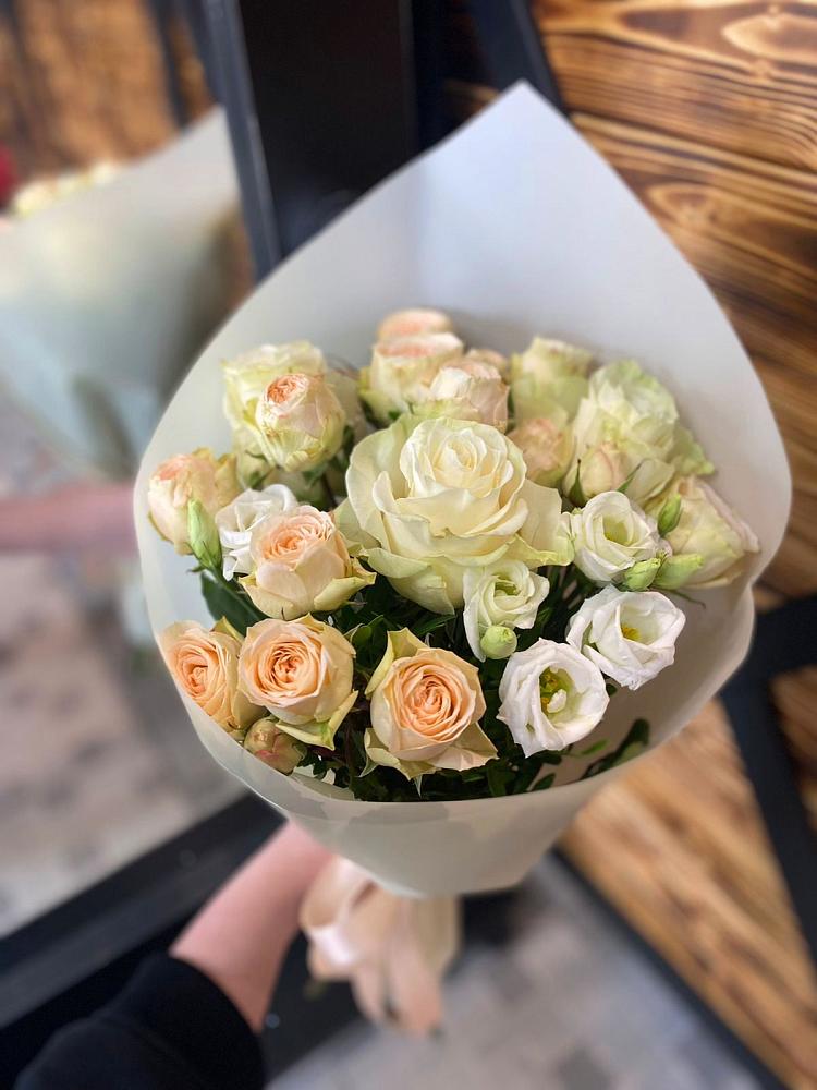 Букет цветов из: Розы и Лизиантусы в Зимовниках